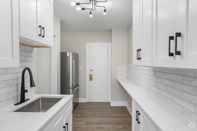 2BD, 1BA - 716SF - Kitchen - Archwood Manor