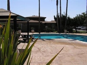 Building Photo - Great Upstairs 2BD/1BA Condo, Community Po...