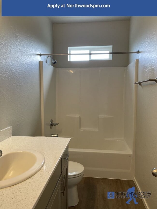 Building Photo - Very Nice 2 Bedroom 1 Bath Upstairs Apartment