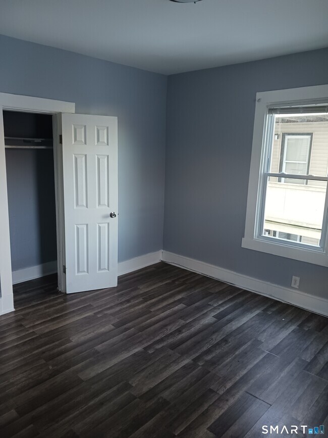 Building Photo - 26 Crescent St