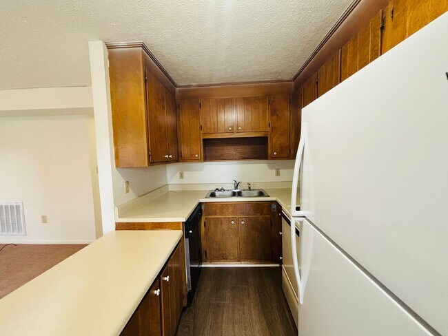 Building Photo - 4 Bedroom 2.5 Bath Townhouse