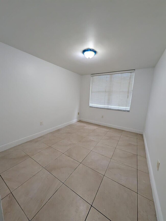 Building Photo - 1800 Sans Souci Blvd