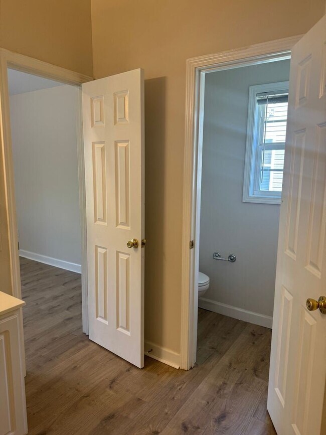 Building Photo - Updated 3 bedroom
