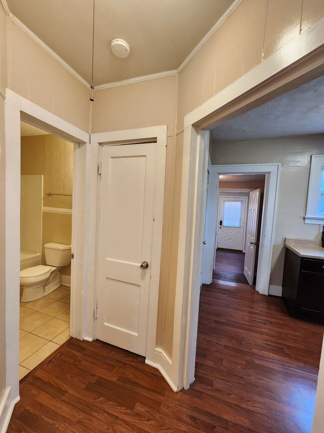 Building Photo - 3 Bedrooms, 1.5 Bath Brick Bungalow with Basement & Large Yard.  Close to UofL.