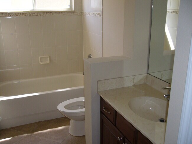 Building Photo - 4 Bedroom/2.5 Bath next to Lake in Winderm...