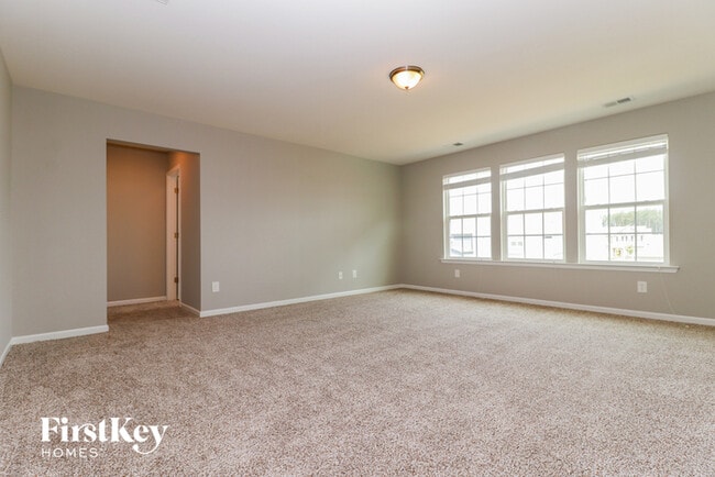 Building Photo - 708 Redbud Ln