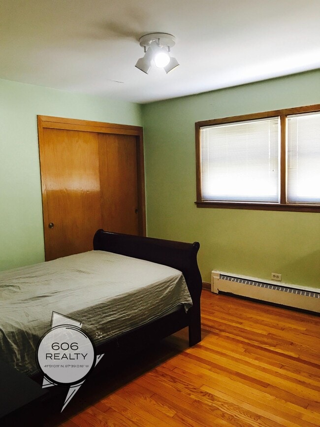 Building Photo - Jefferson Park / Norwood Park Area Apts!