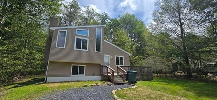 Building Photo - 3 Bedroom 1 Bath Contemporary in Amenity F...