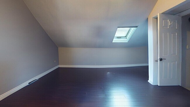 Building Photo - 215 Bolton St