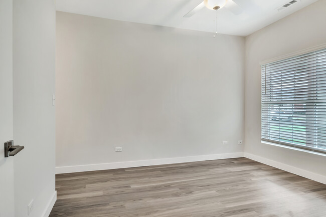 Building Photo - 8940 Willow Glen Dr