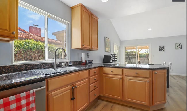 Building Photo - Single story 4 bed, 2 bath home in Newbury...