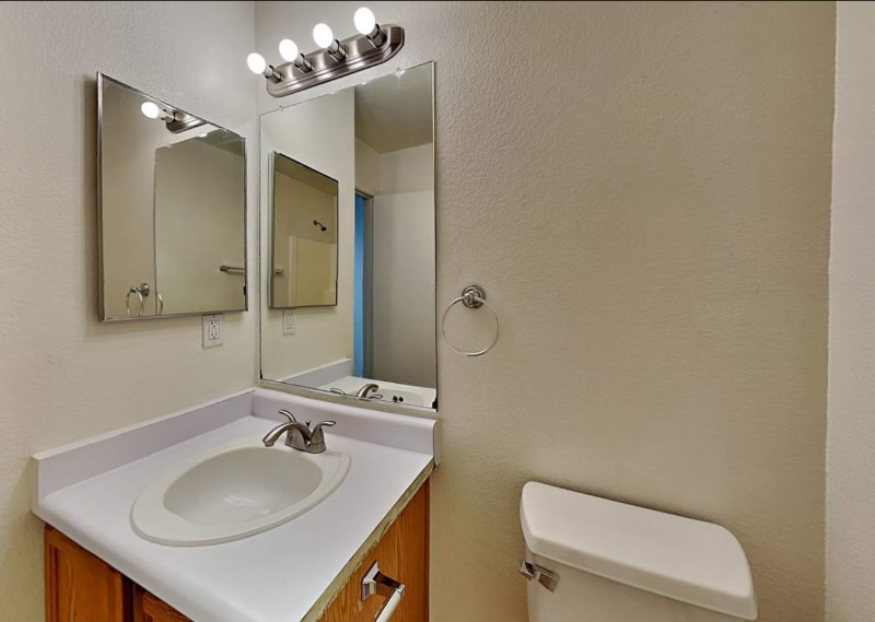 Building Photo - 206 E Valley View Dr