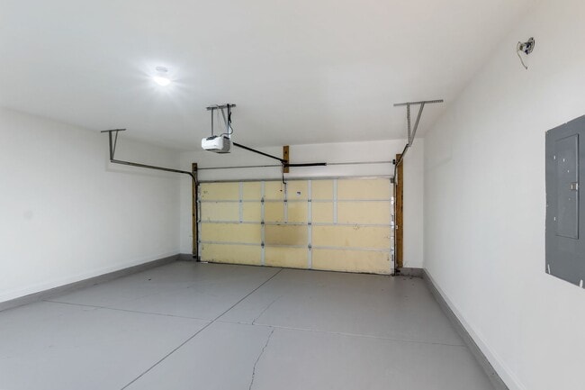 Building Photo - Immaculate 5-bedroom Paradise!