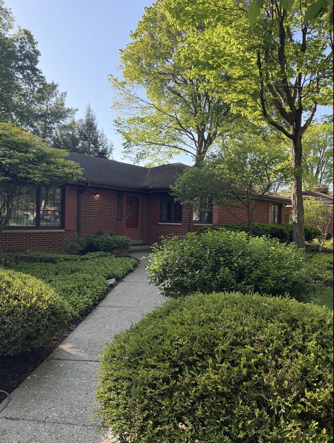 Building Photo - Charming Spacious Beavercreek Home Ready For Showing!