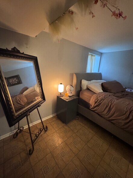 Building Photo - 4325 N Wolcott Ave