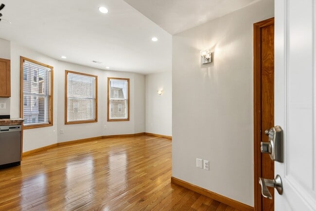 Building Photo - 609-611-611 Dorchester Ave