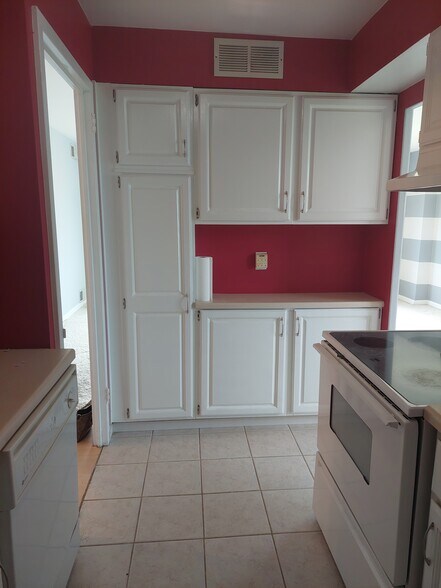 Building Photo - 11850 Edgewater Dr