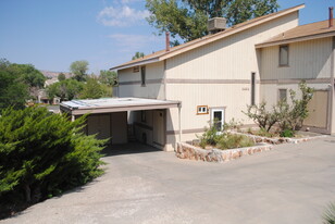 Building Photo - 2422 1/2 Hidden Valley Dr