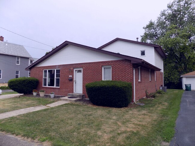 Drivway parking - 534 E 17th St