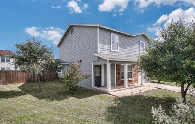 Building Photo - 3 Bed  1/2  Bath  with Large Yard