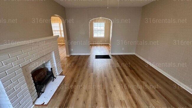 Building Photo - $950 - 2 bed 1 bath - Beautiful single family home*COMING SOON*