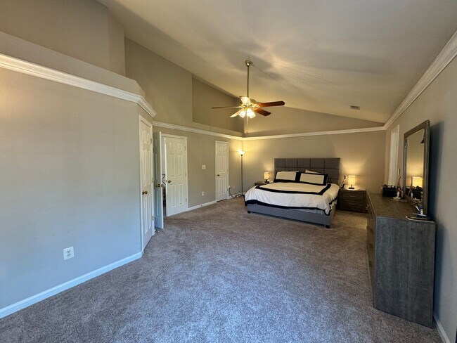 Building Photo - Stunning 3 Bed 3.5 Bath Brick Colonial End-Unit Townhome In Vibrant Kingstowne Community