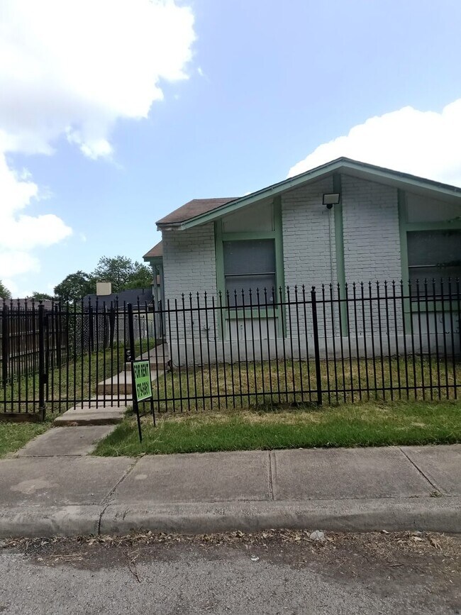 Building Photo - Bright & Beautiful 3BR Home in NE San Antonio