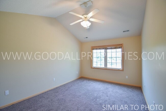 Building Photo - 2 Bedroom, 2.5 Bath Townhouse in Ankeny