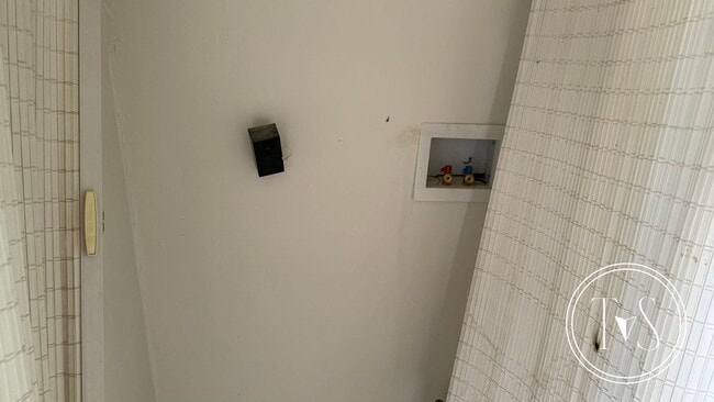 Building Photo - RATE DROP ALERT (was $1600/month)!