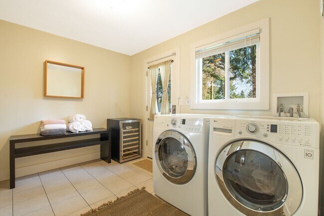 Building Photo - Charming Rambler in North Seattle!