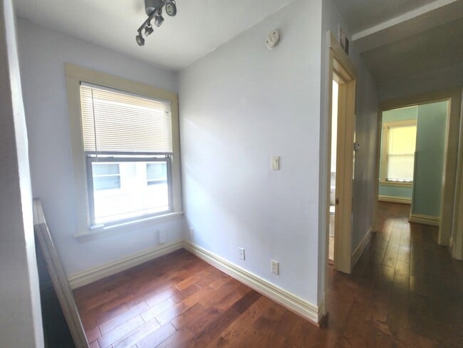 Building Photo - 1018 S Maple Ave