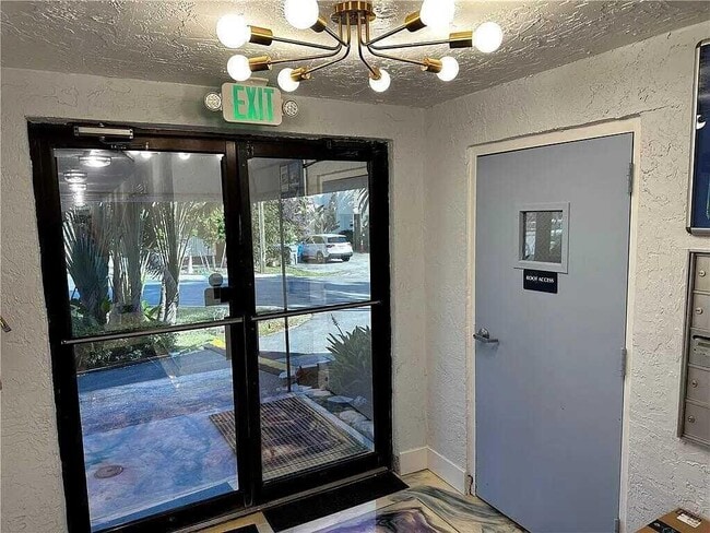Building Photo - 105 S Riverside Dr