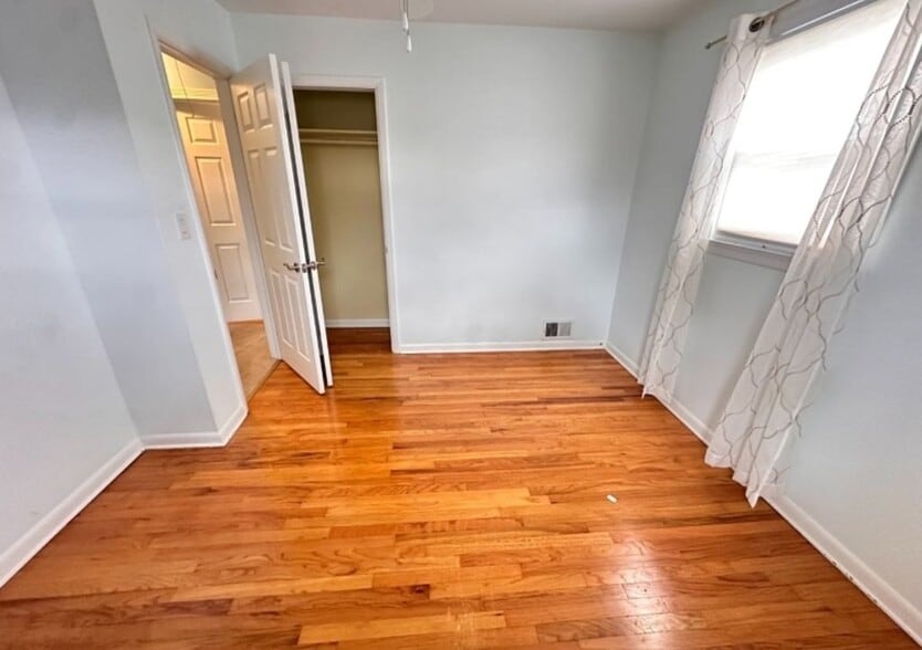 Building Photo - 228 S 16th Ave