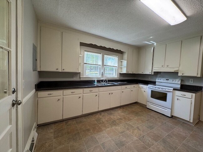 Building Photo - SPECIAL FOR MAY-When approved, 1/2 Security Deposit-Cute Bungalow-2BR/1BA home in a great locatio...