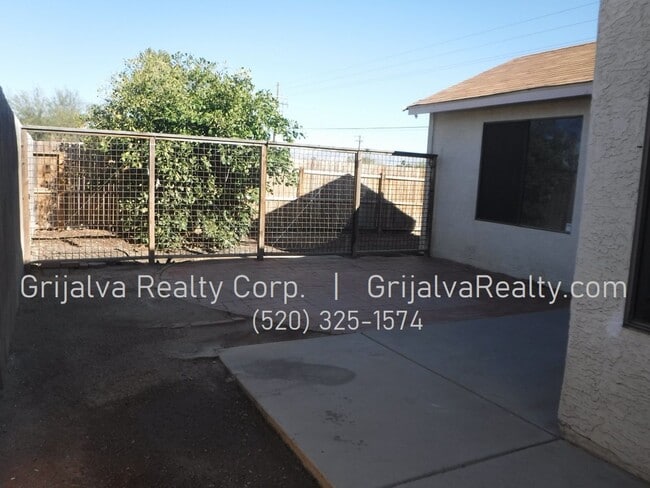 Building Photo - 3 Bedroom, 2 Bath Townhouse For Rent  (Los...