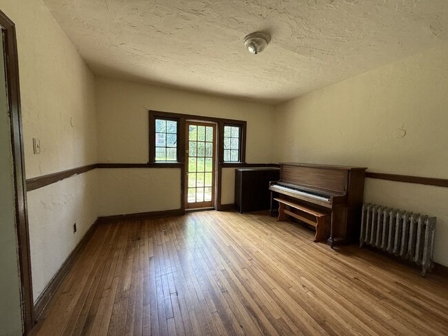 Building Photo - 3-bedroom, 2-bath student house