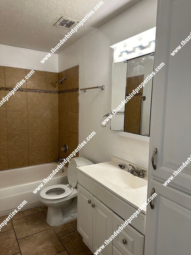 Building Photo - Great NE 3 bedroom- MOVE IN SPECIAL!! $250...