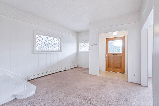 Building Photo - Charming 1-bdrm/1-bath in 1900s Victorian triplex—Prime location, shared laundry & yard