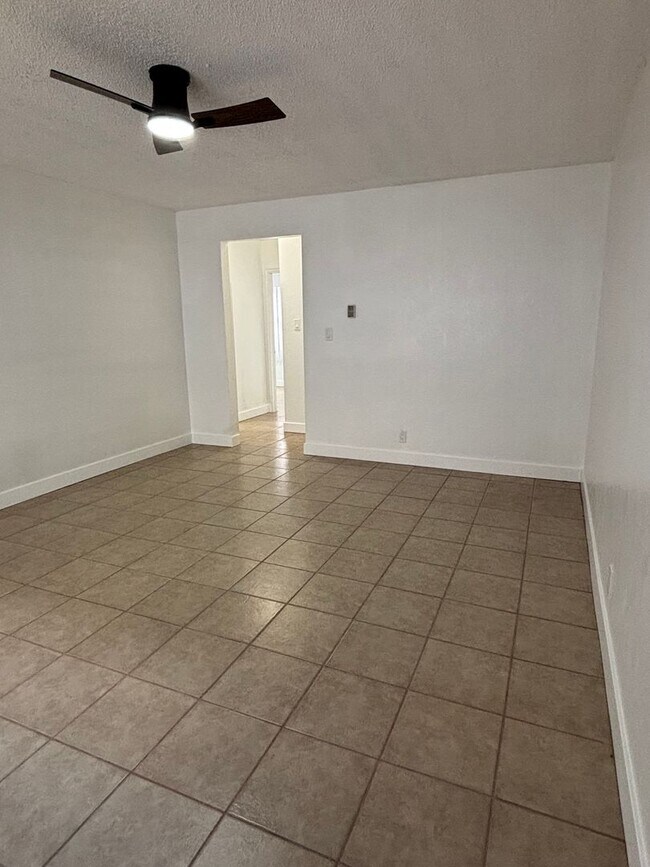 Building Photo - Charming 2 Bedroom Long Beach Apartment - Close to PCH!