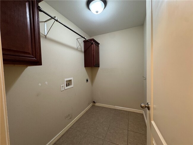 Building Photo - 3905 W Amour Dr