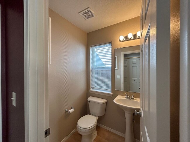 Building Photo - Gorgeous 4 Bed, 2.5 Bath House!