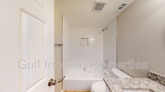 Building Photo - 2515 30th Ave Dr E