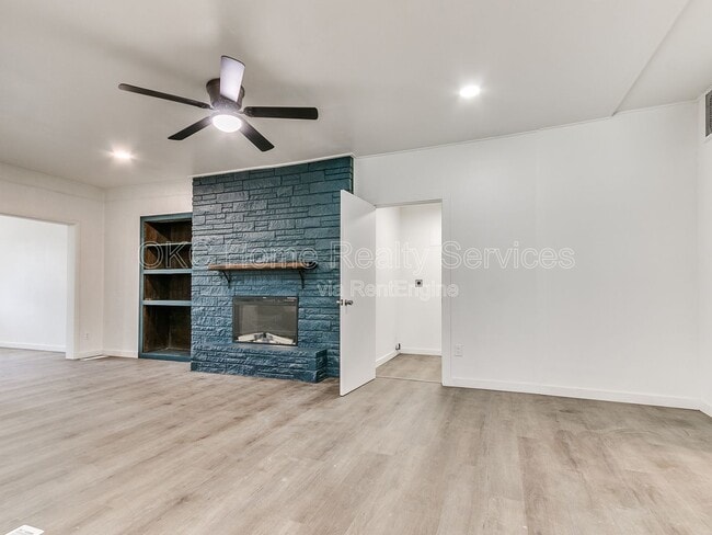 Building Photo - 1812 W Noble Ave