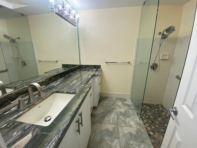 Building Photo - 3090 S Oakland Forest Dr