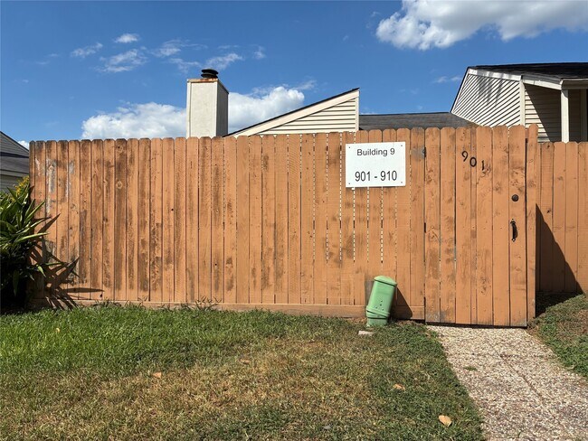 Building Photo - 6401 Deihl Rd