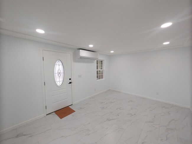 Building Photo - $500 off the first month's rent!!! for this Charming 2/1 bath ADU- in an Ideal Location close to ...