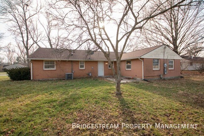 Building Photo - 3 bedroom, 1.5 bath ranch home with shed a...