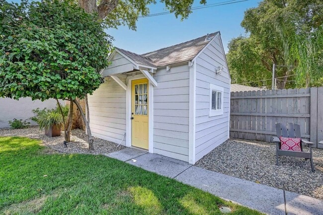 Building Photo - Beautiful vintage home