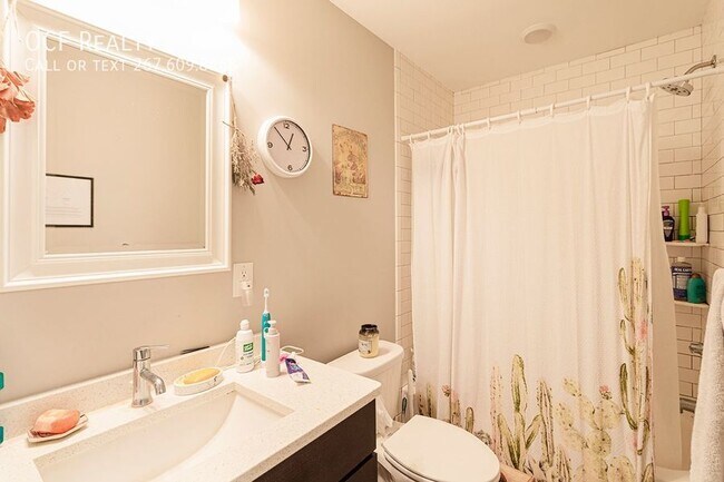 Building Photo - Graduate Hospital Three Bed Apartment