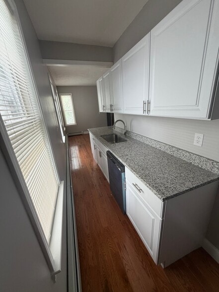 Building Photo - 597 Millbury St